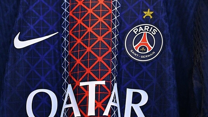 Фанатов "ПСЖ" накажут за пиротехнику в центре Парижа