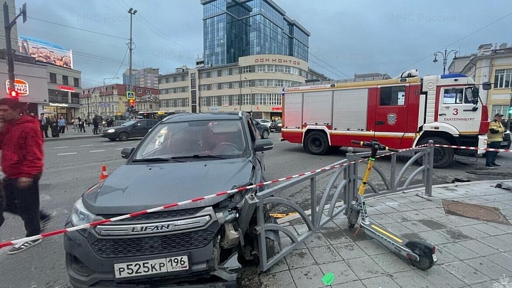 Водитель автобуса, наехавшего на пешеходов, отказался отвечать на вопросы журналистов