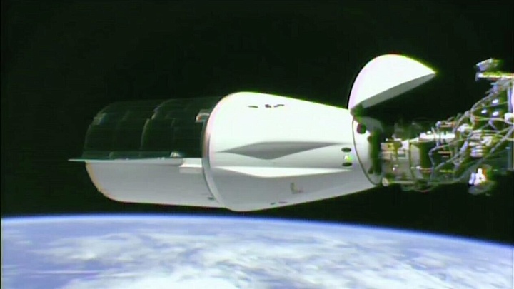 Грузовой корабль Dragon совершил успешную стыковку с МКС