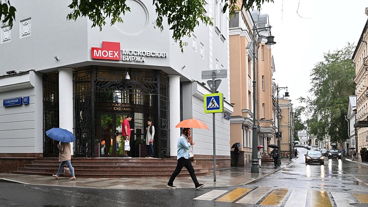 Российский рынок акций упал на 2,15 процента